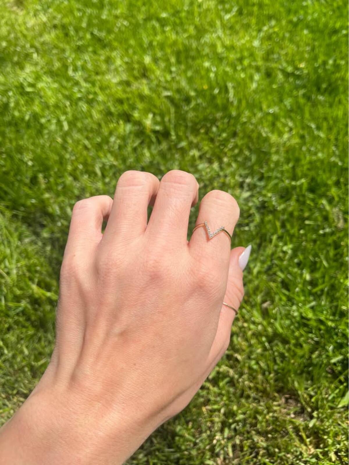 10K Yellow Gold V / Chevron Ring - Size 8