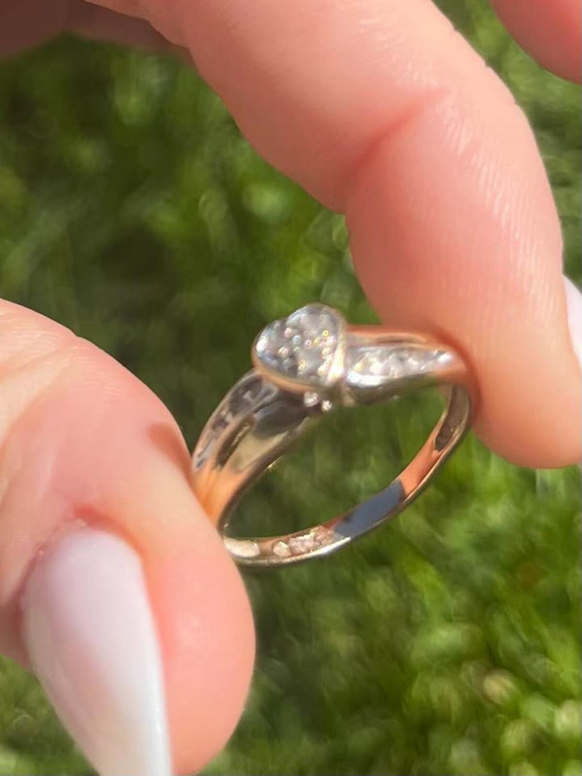 10k Yellow Gold + Natural Diamond Heart Ring - 2.33g - Size 7
