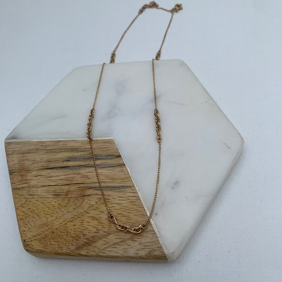 10K Gold Curb Link Station Necklace | 2.34g | 15"
