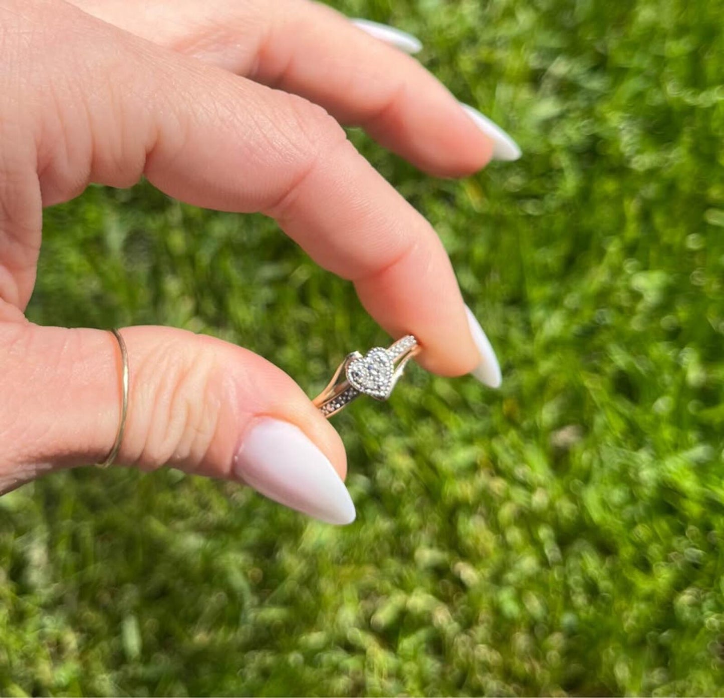 10k Two Tone Heart Ring with Natural Diamonds - 1.74g - Size 6.75